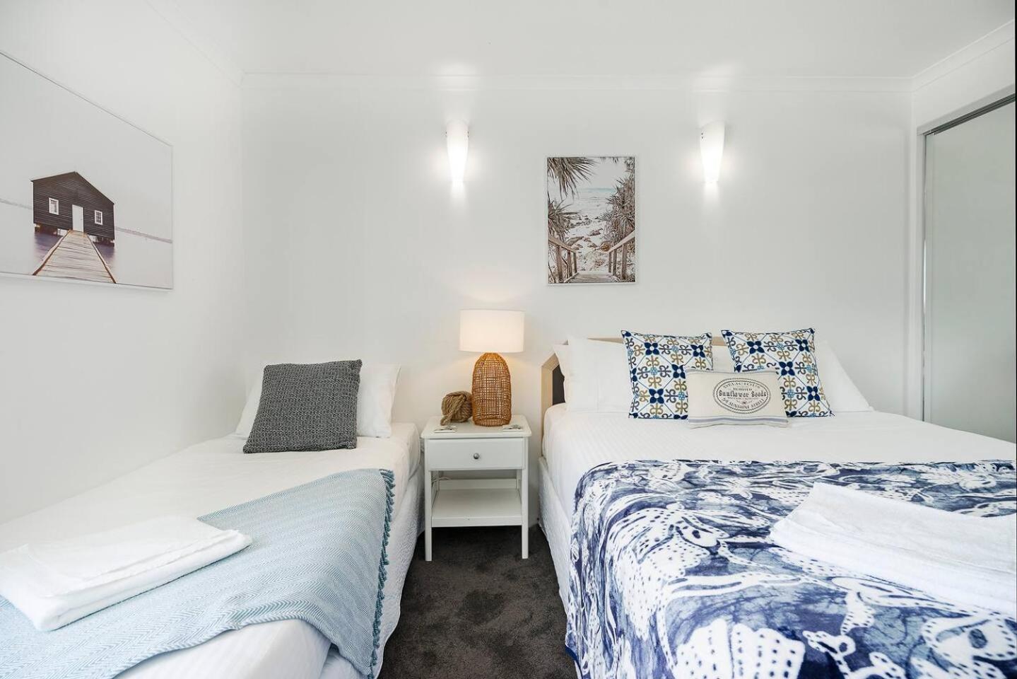 Marks Point - Living In The Heart Of Surfers Apartment