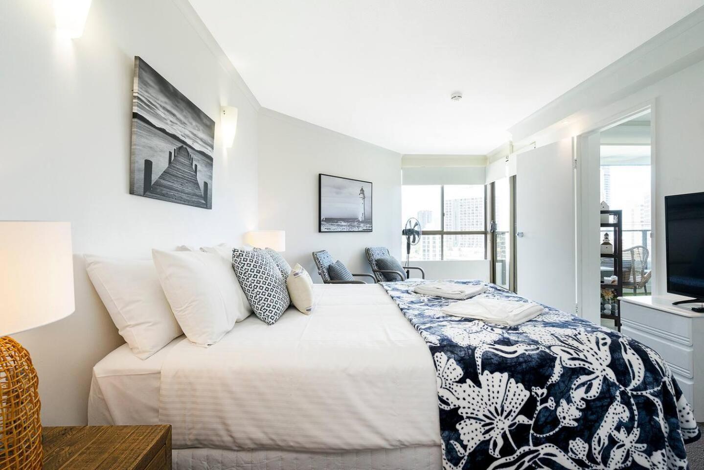 Marks Point - Living In The Heart Of Surfers Apartment *