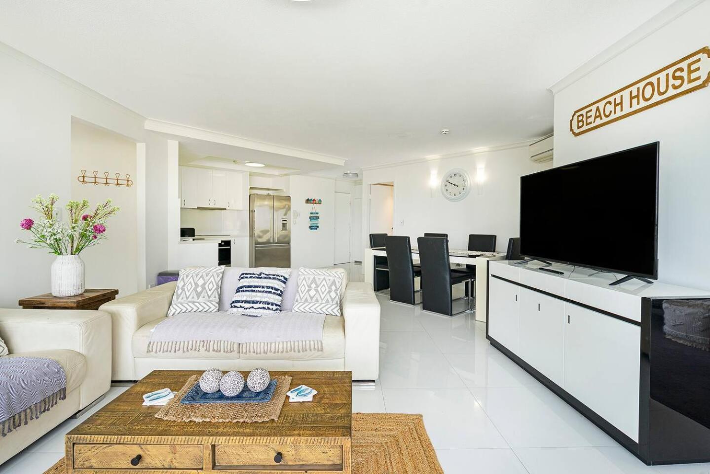 Marks Point - Living In The Heart Of Surfers *