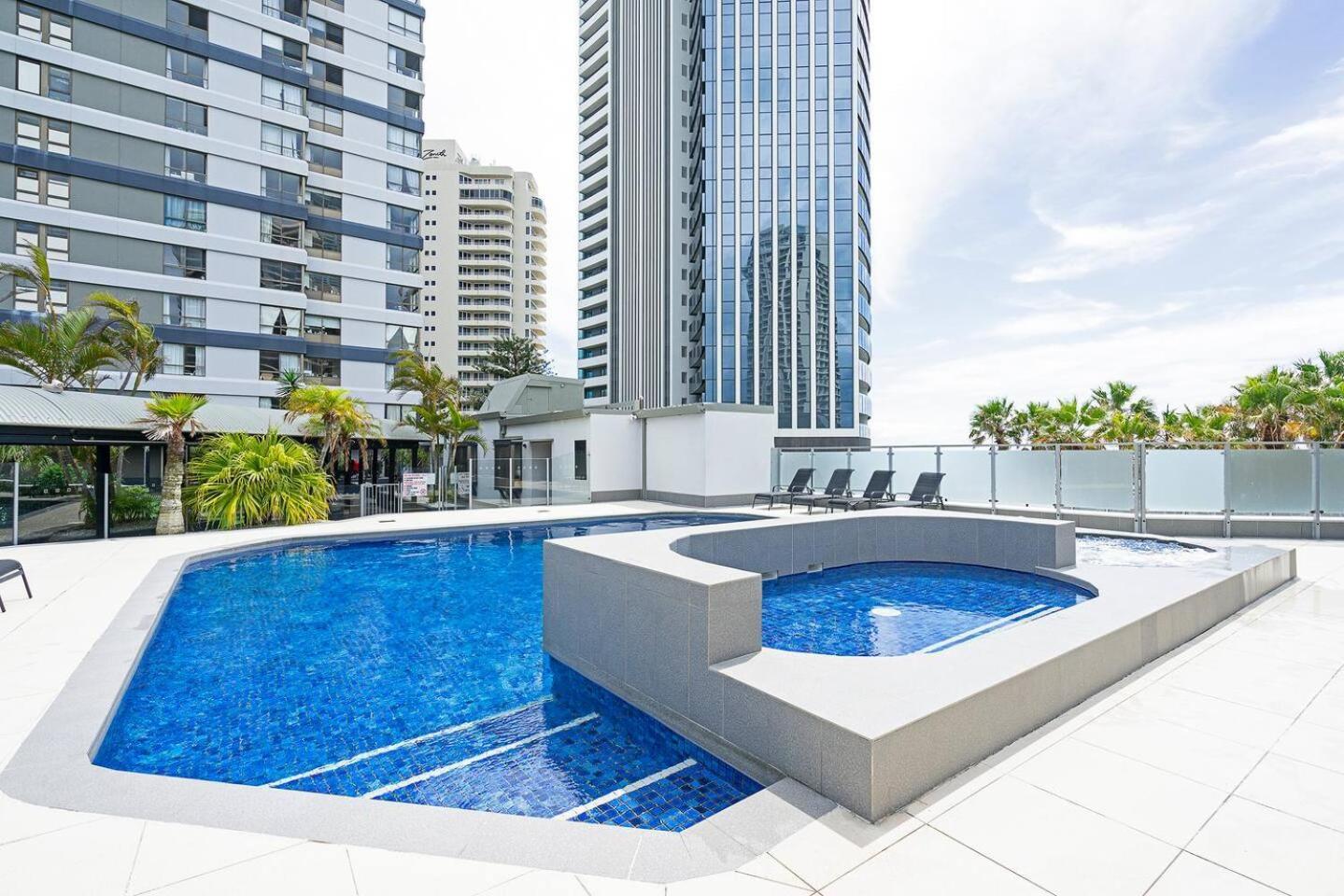 Marks Point - Living In The Heart Of Surfers * Gold Coast