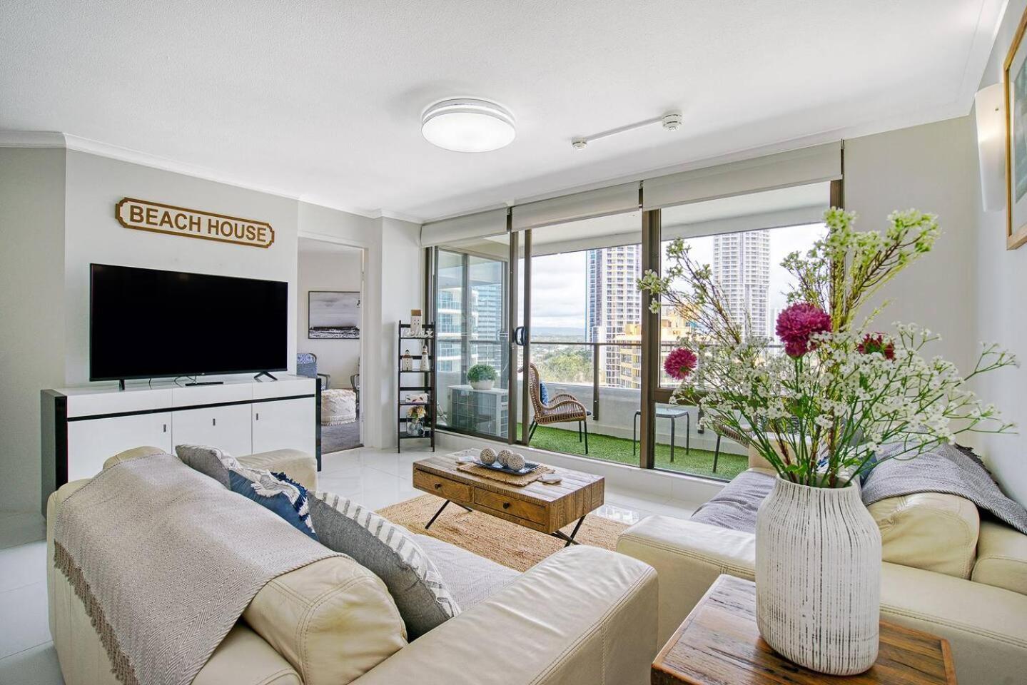 Marks Point - Living In The Heart Of Surfers Apartment *