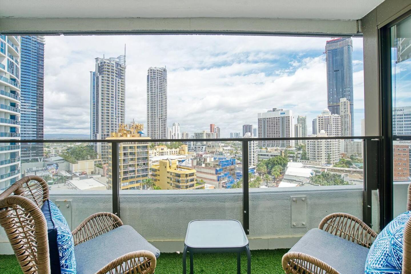 Apartment Marks Point - Living In The Heart Of Surfers Gold Coast