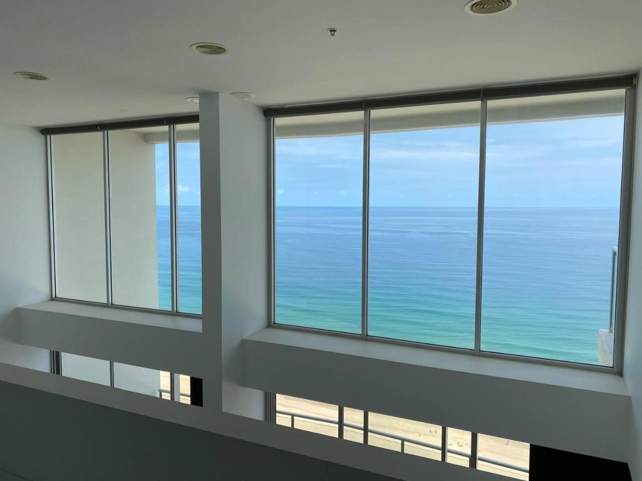 Stunning Oceanfront Luxury With Rooftop Pool Apartment Gold Coast