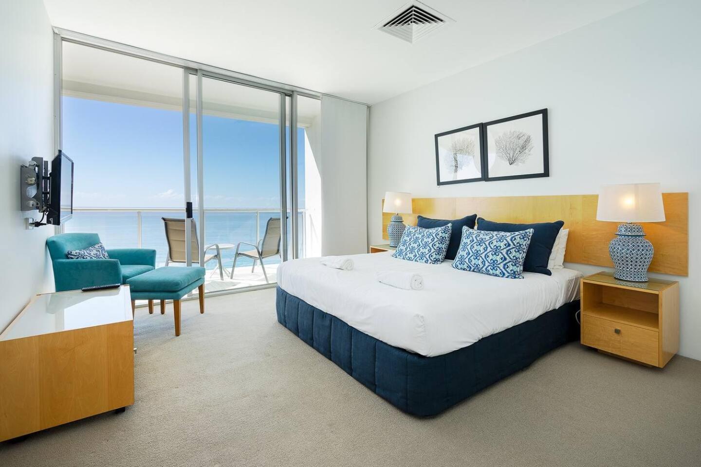 Stunning Oceanfront Luxury With Rooftop Pool Apartment