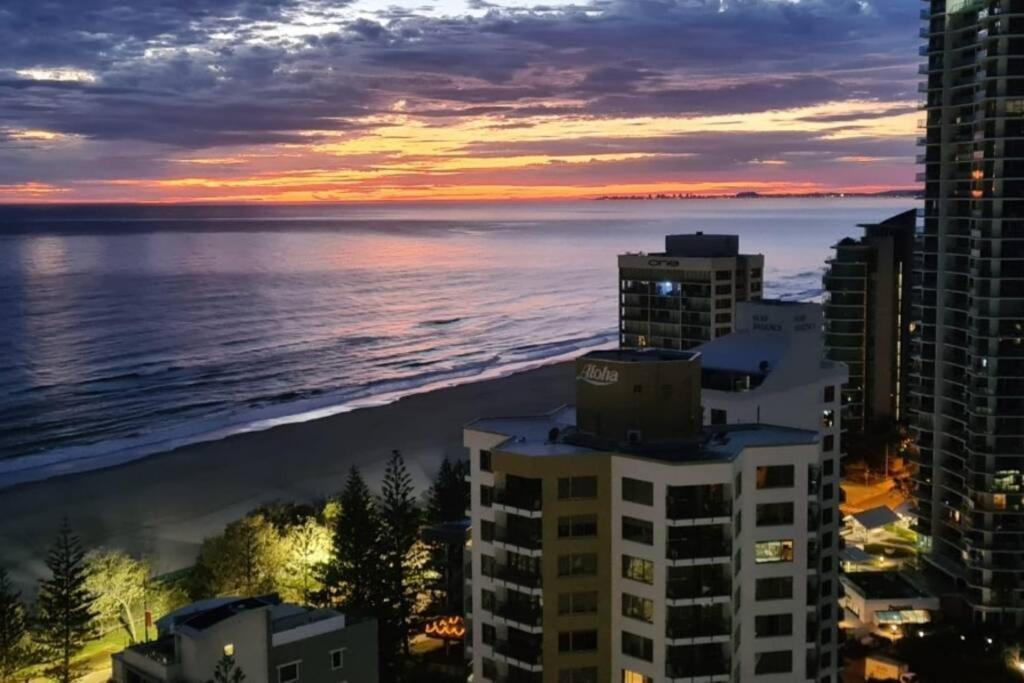 Apartamento Surfers Paradise Absolute Beachfront With Views, High Level 1br - Ideal For Couples Or 2 Ppl Travelling Together Gold Coast
