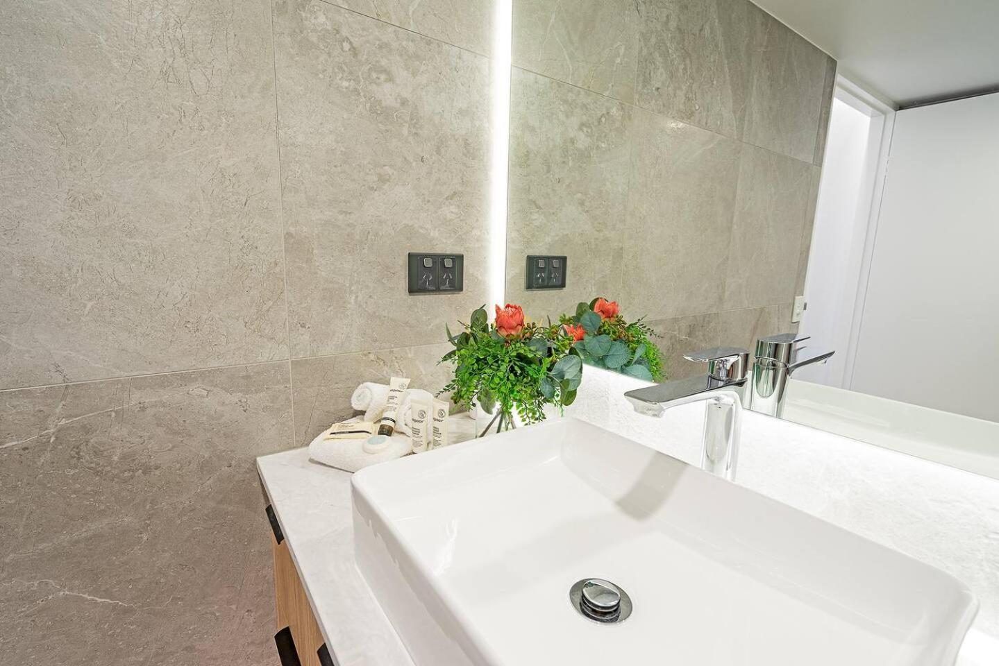 Paradise Bound - And Modern At Surfers Apartamento *
