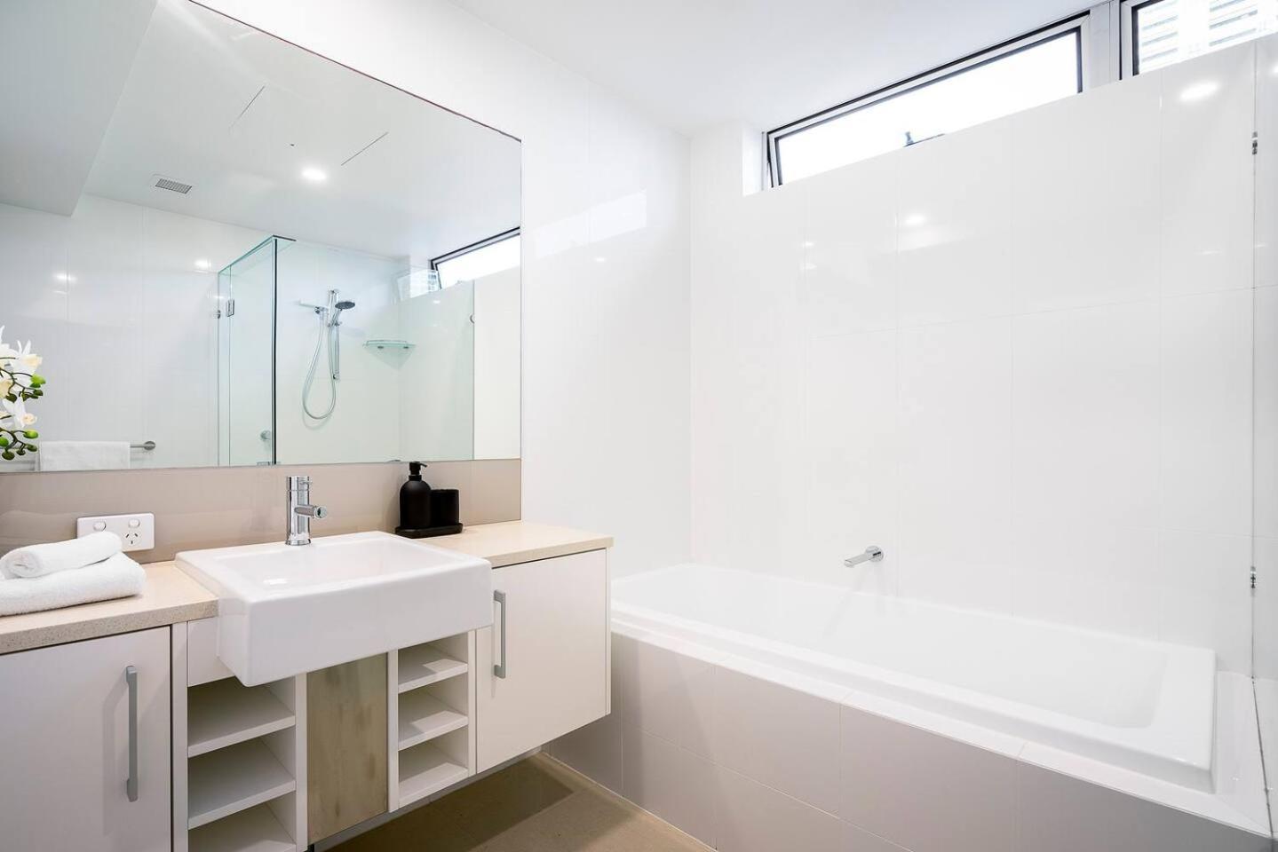 'dee-ell Place' A Beachside Entertainer's Dream Apartment *