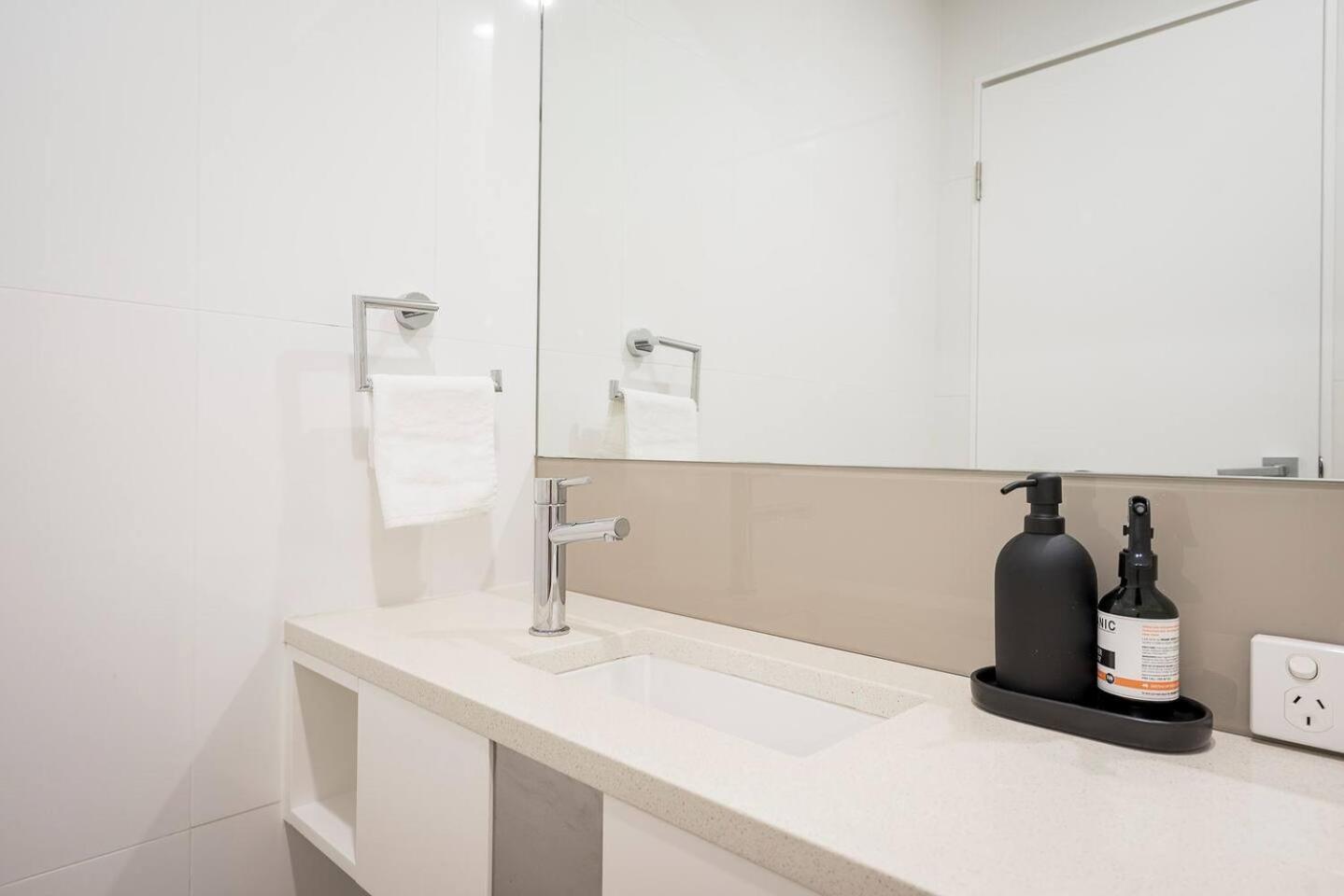 Apartment 'dee-ell Place' A Beachside Entertainer's Dream *