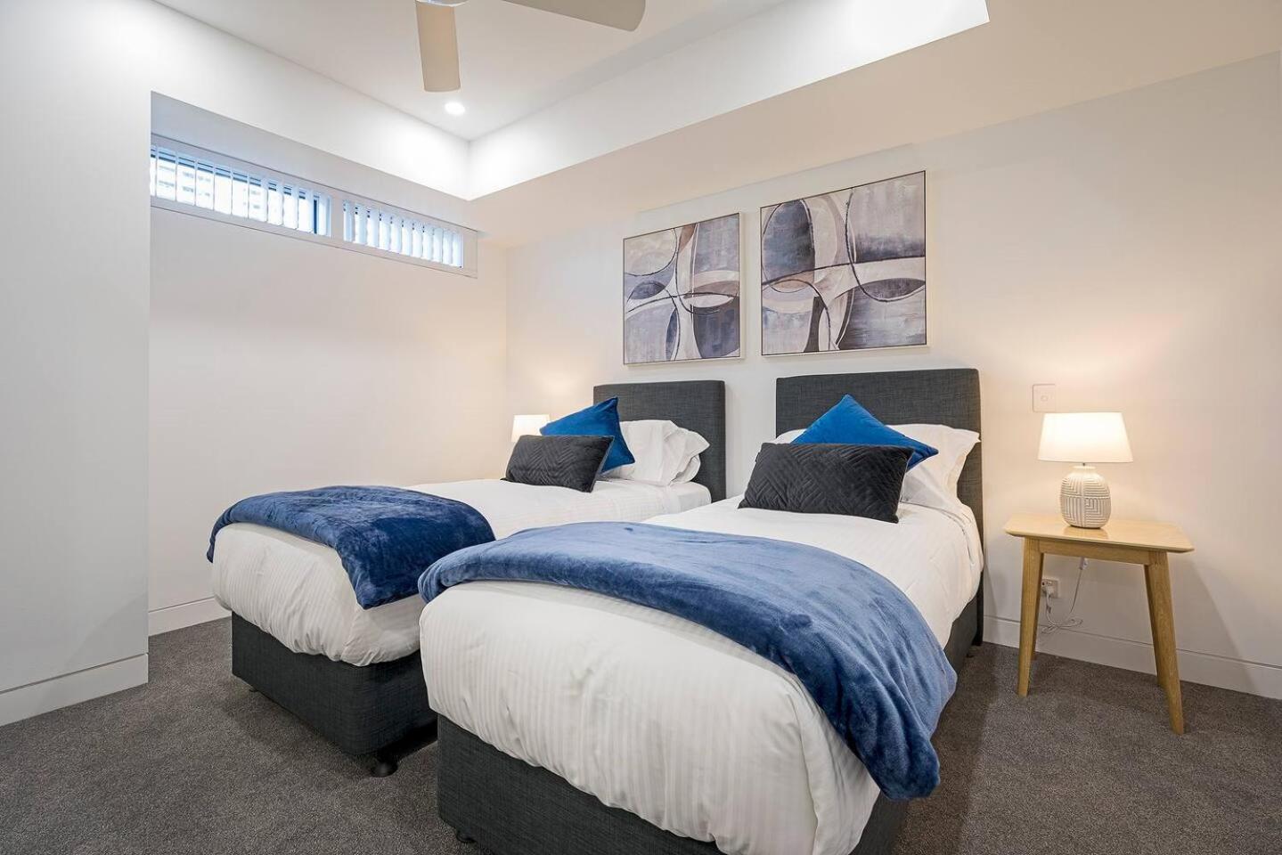 Apartment 'dee-ell Place' A Beachside Entertainer's Dream Gold Coast