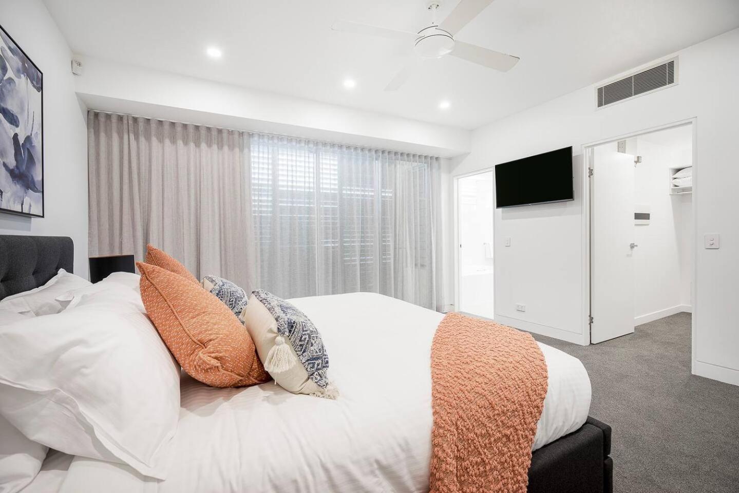 Apartment 'dee-ell Place' A Beachside Entertainer's Dream