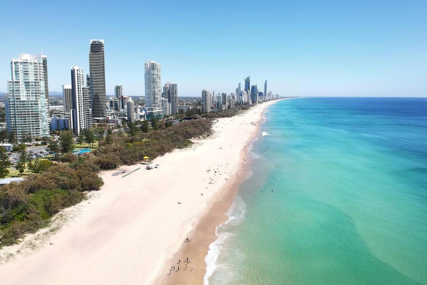 Apartment 'dee-ell Place' A Beachside Entertainer's Dream Gold Coast