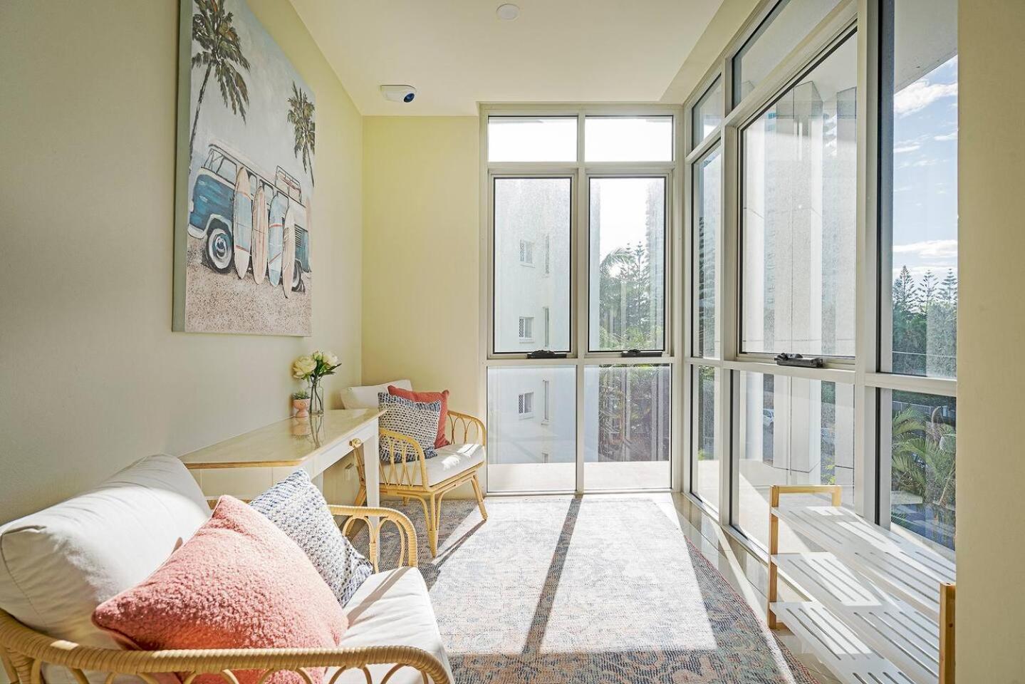 'dee-ell Place' A Beachside Entertainer's Dream *