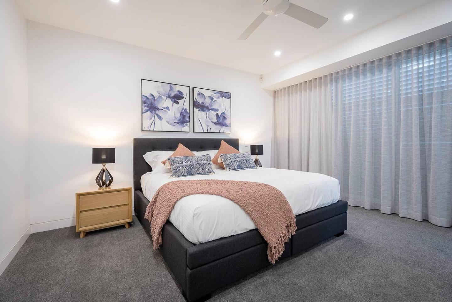 'dee-ell Place' A Beachside Entertainer's Dream * Gold Coast