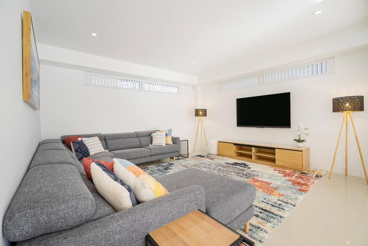 Apartment 'dee-ell Place' A Beachside Entertainer's Dream *