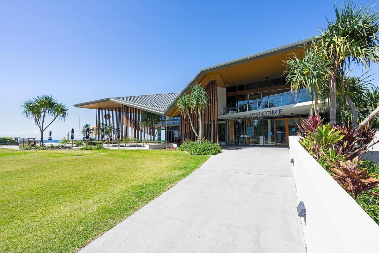'dee-ell Place' A Beachside Entertainer's Dream *