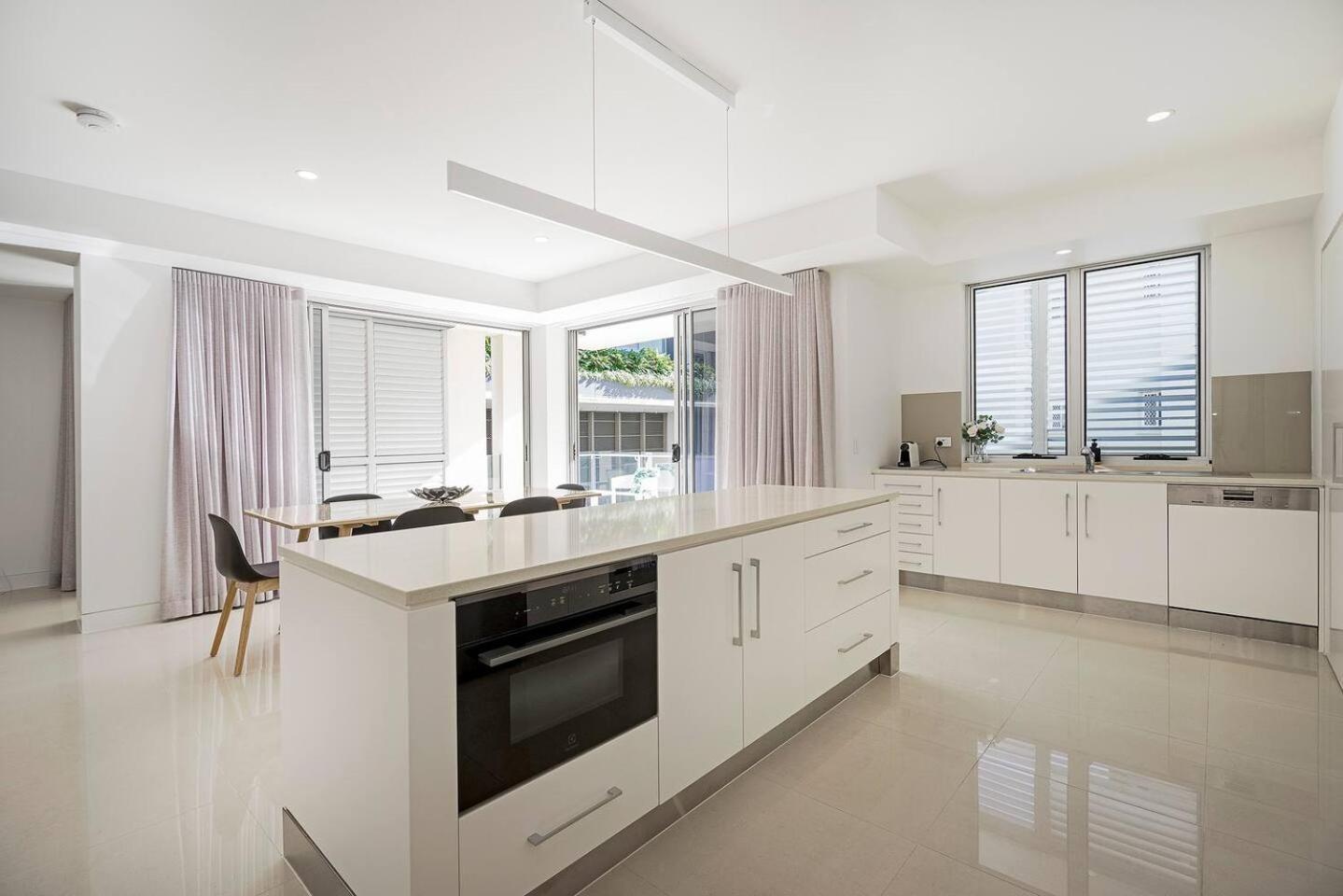 'dee-ell Place' A Beachside Entertainer's Dream