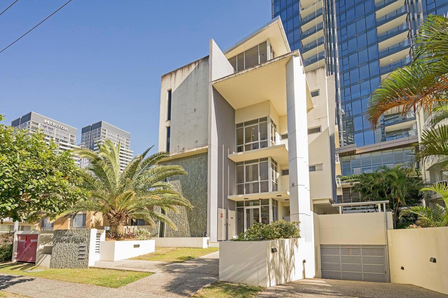 'dee-ell Place' A Beachside Entertainer's Dream Apartment *