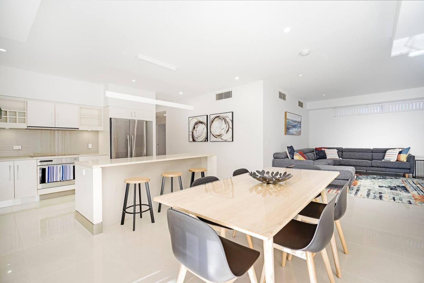 'dee-ell Place' A Beachside Entertainer's Dream Apartment