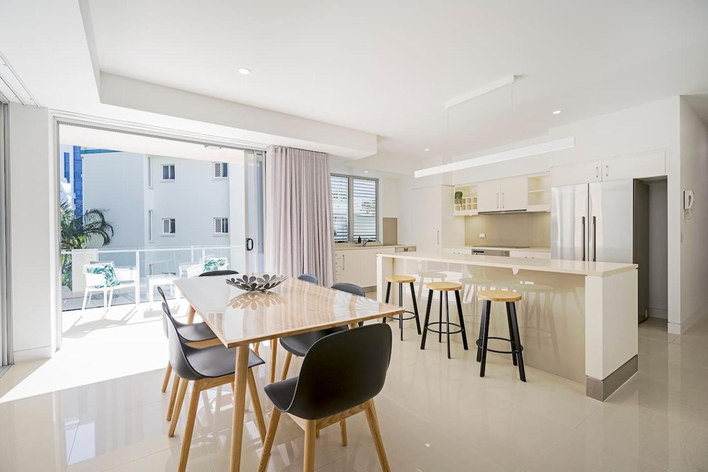 Apartment 'dee-ell Place' A Beachside Entertainer's Dream