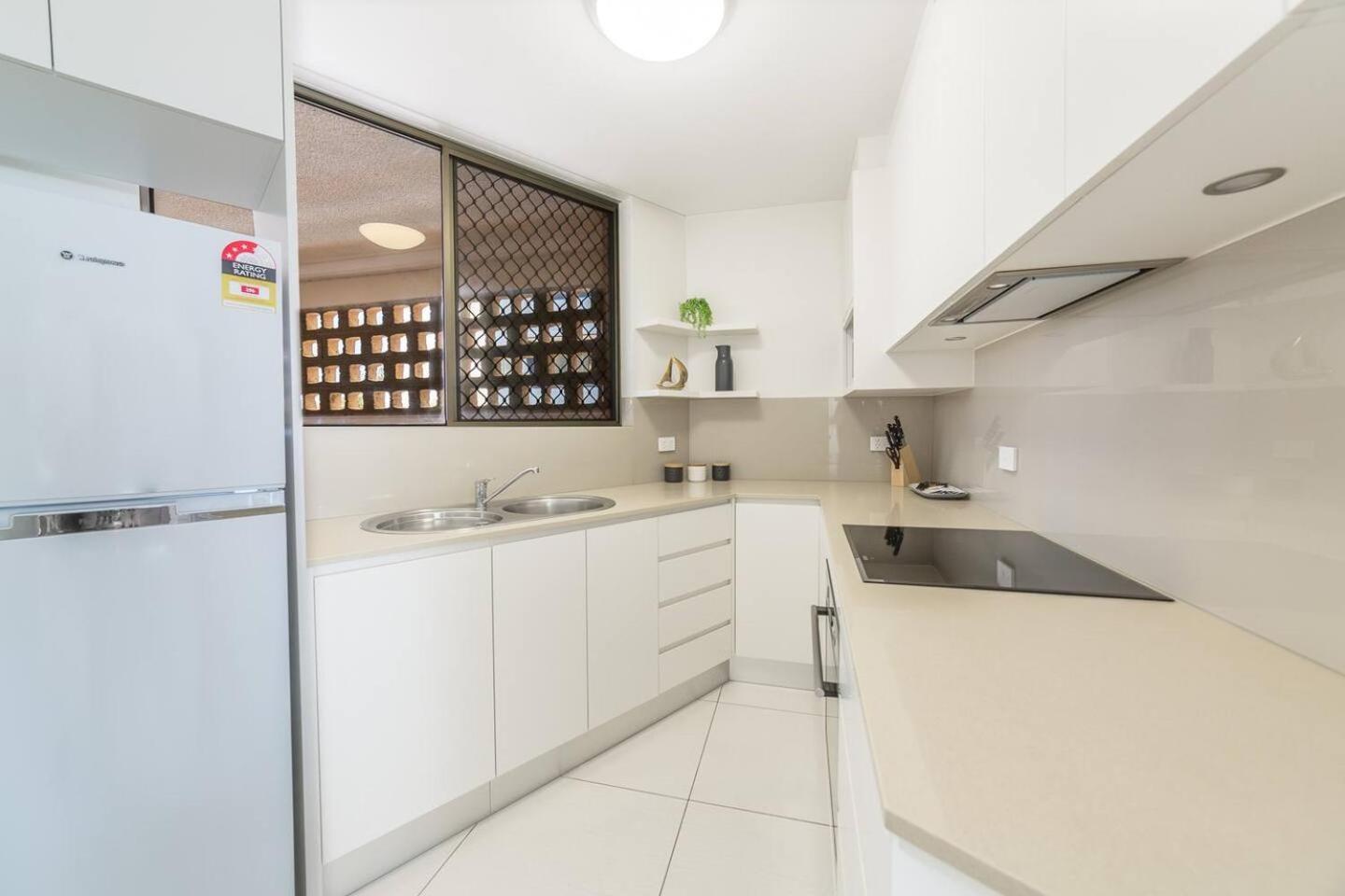 Bright And Chill Beachfront With Balcony Gold Coast