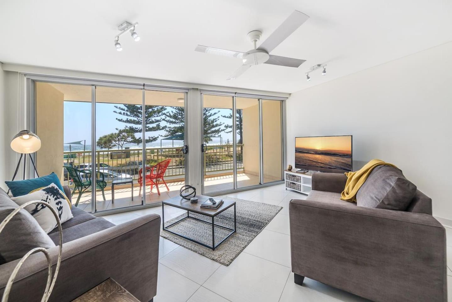 Apartment Bright And Chill Beachfront With Balcony