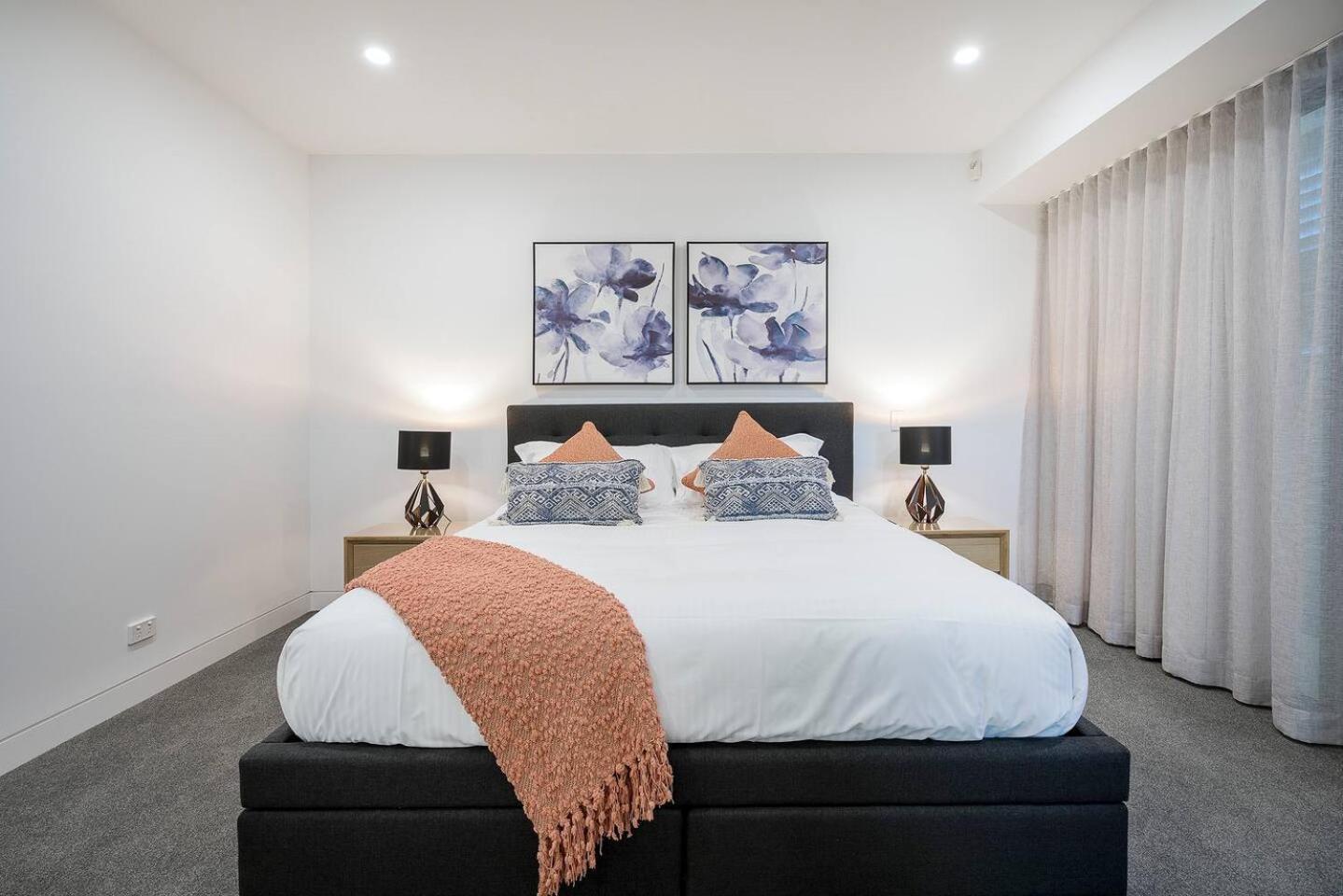 'dee-ell Place' A Beachside Entertainer's Dream