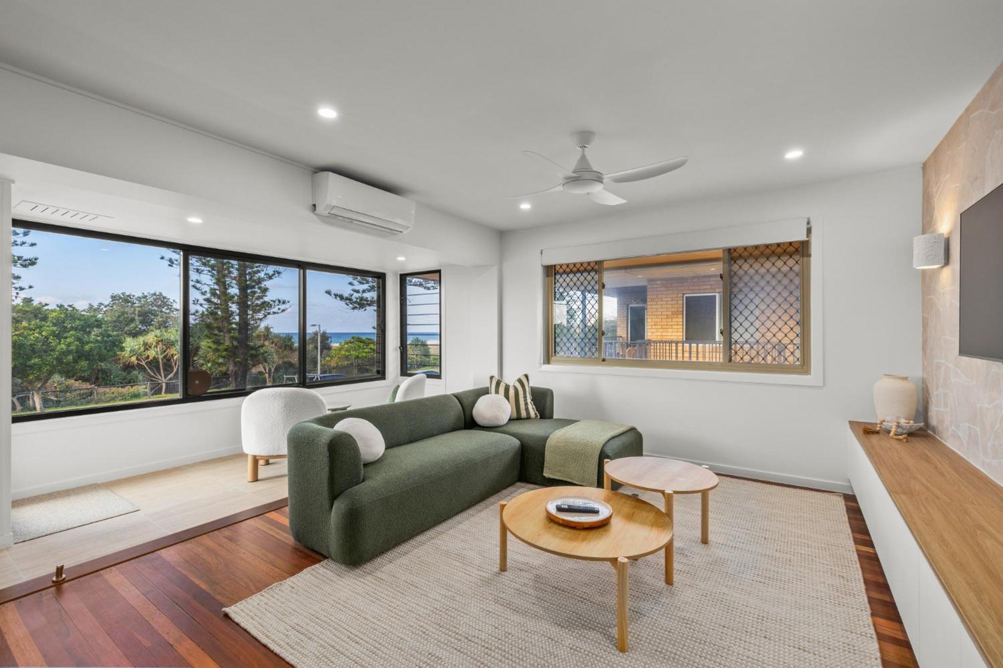 Apartment Sophisticated 2-bed Steps Away From Bilinga *