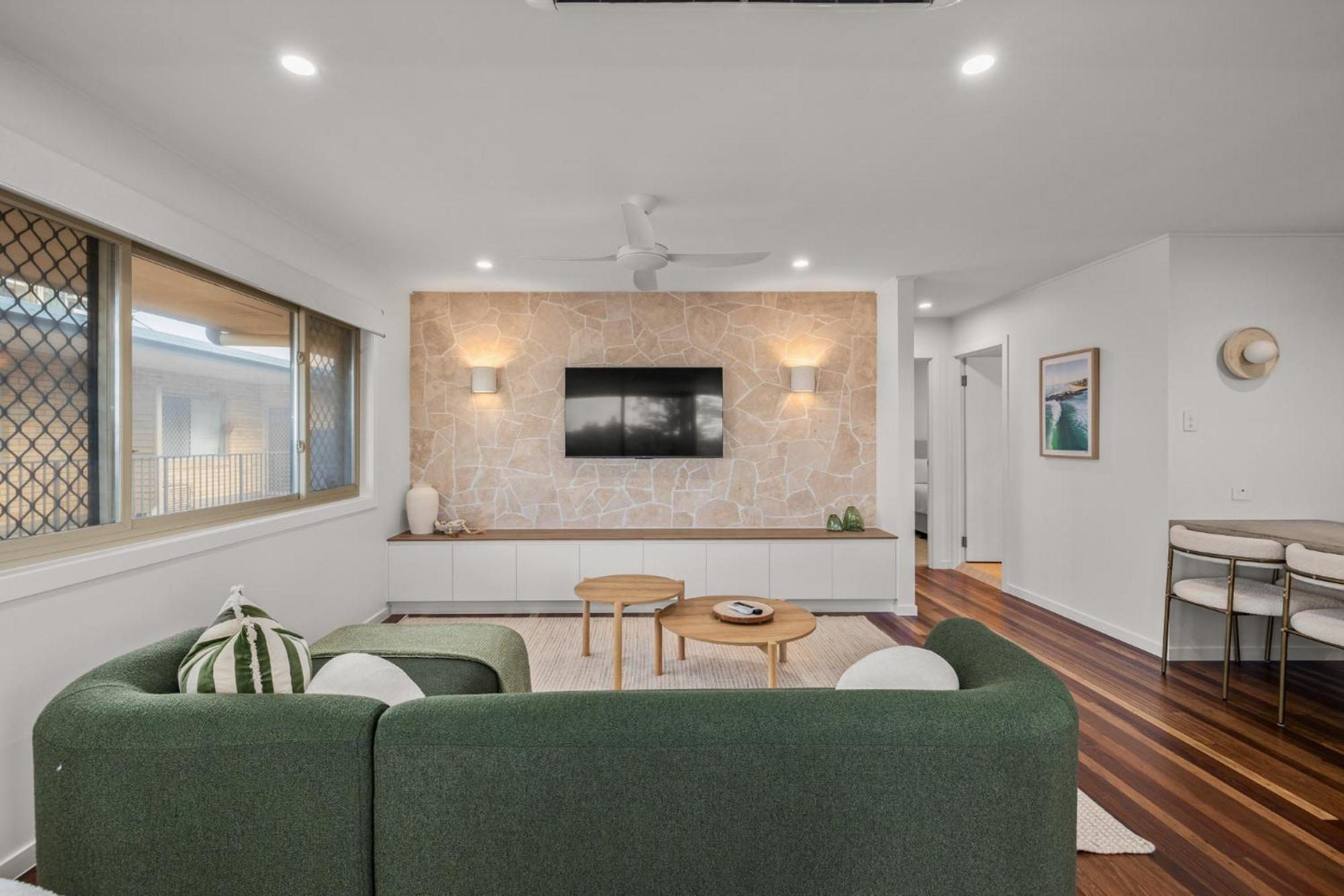 Sophisticated 2-bed Steps Away From Bilinga Apartment