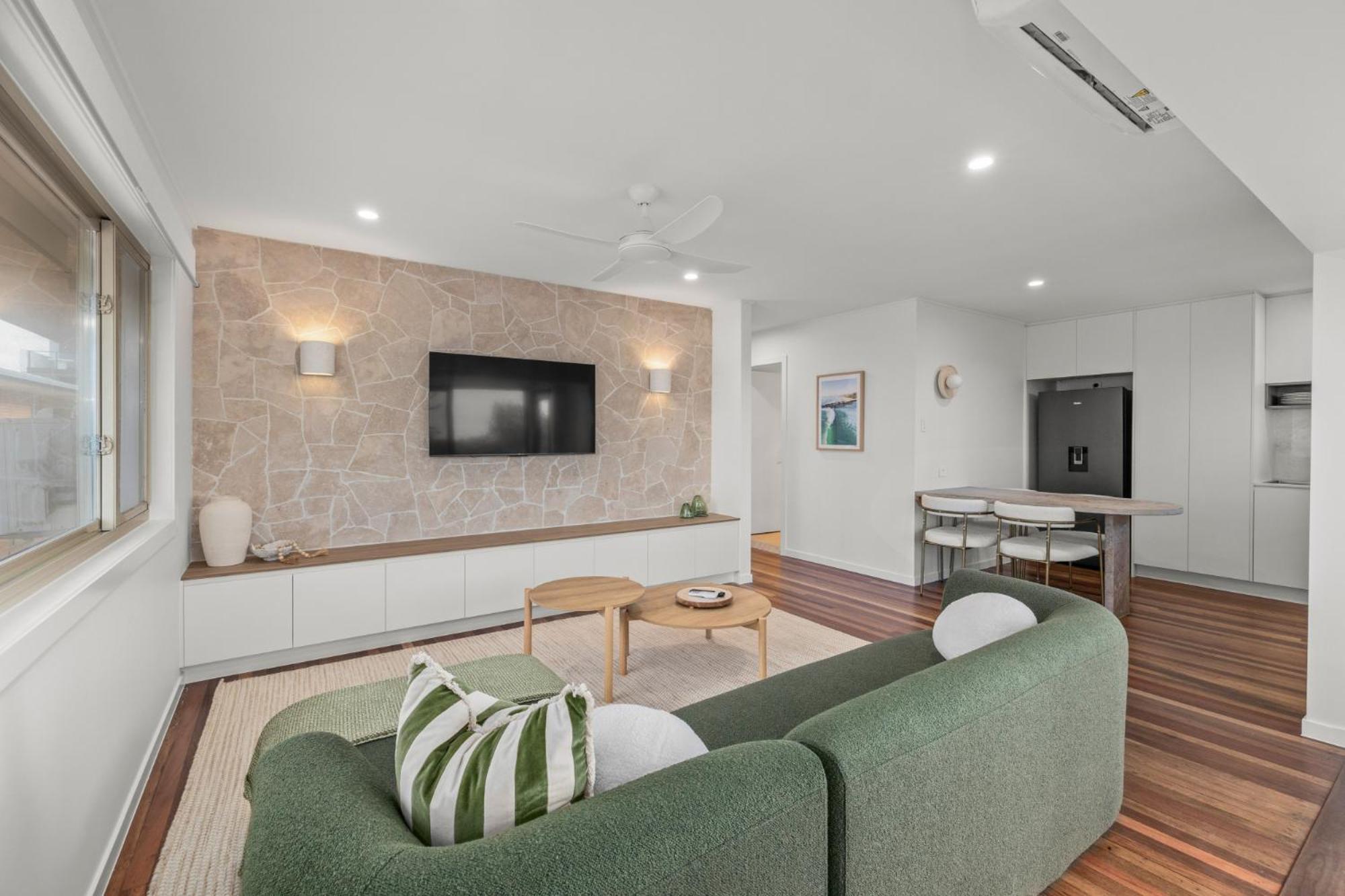 Apartment Sophisticated 2-bed Steps Away From Bilinga *