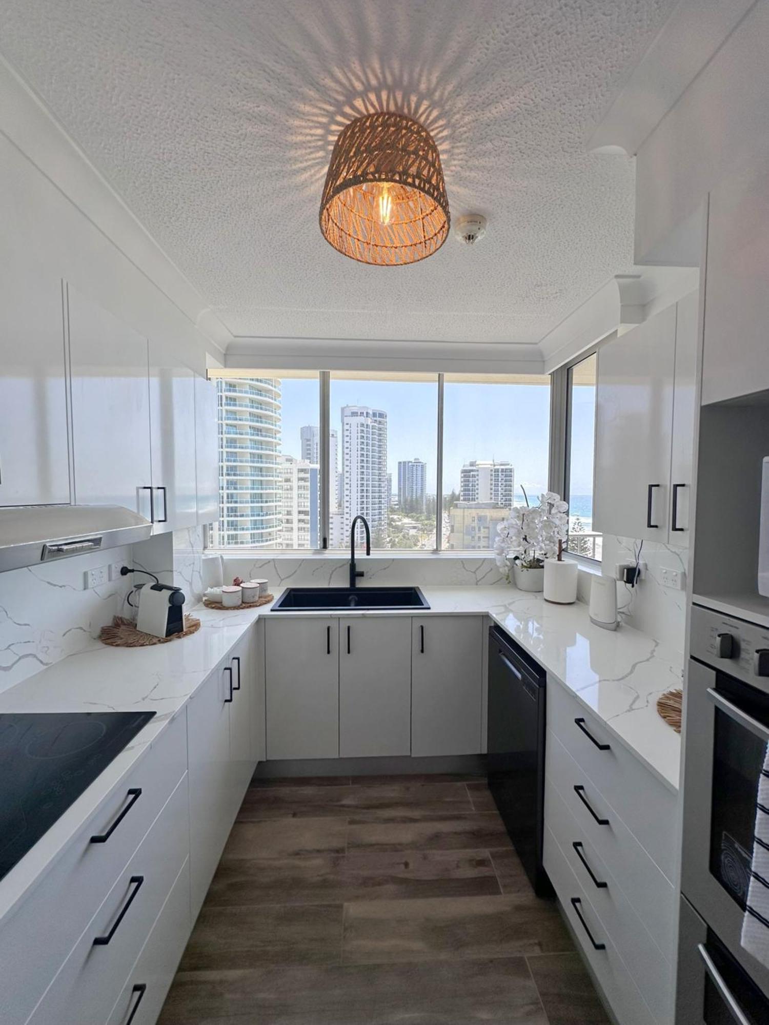 Apartment Absolutely Stunning! On The !!!