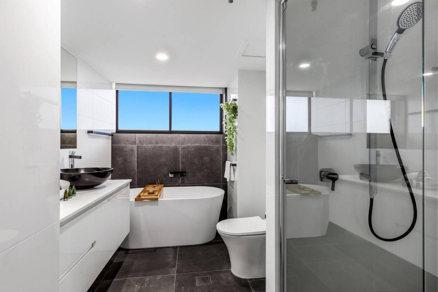 Sky High Beachside Balcony Panorama At Surfers Apartment