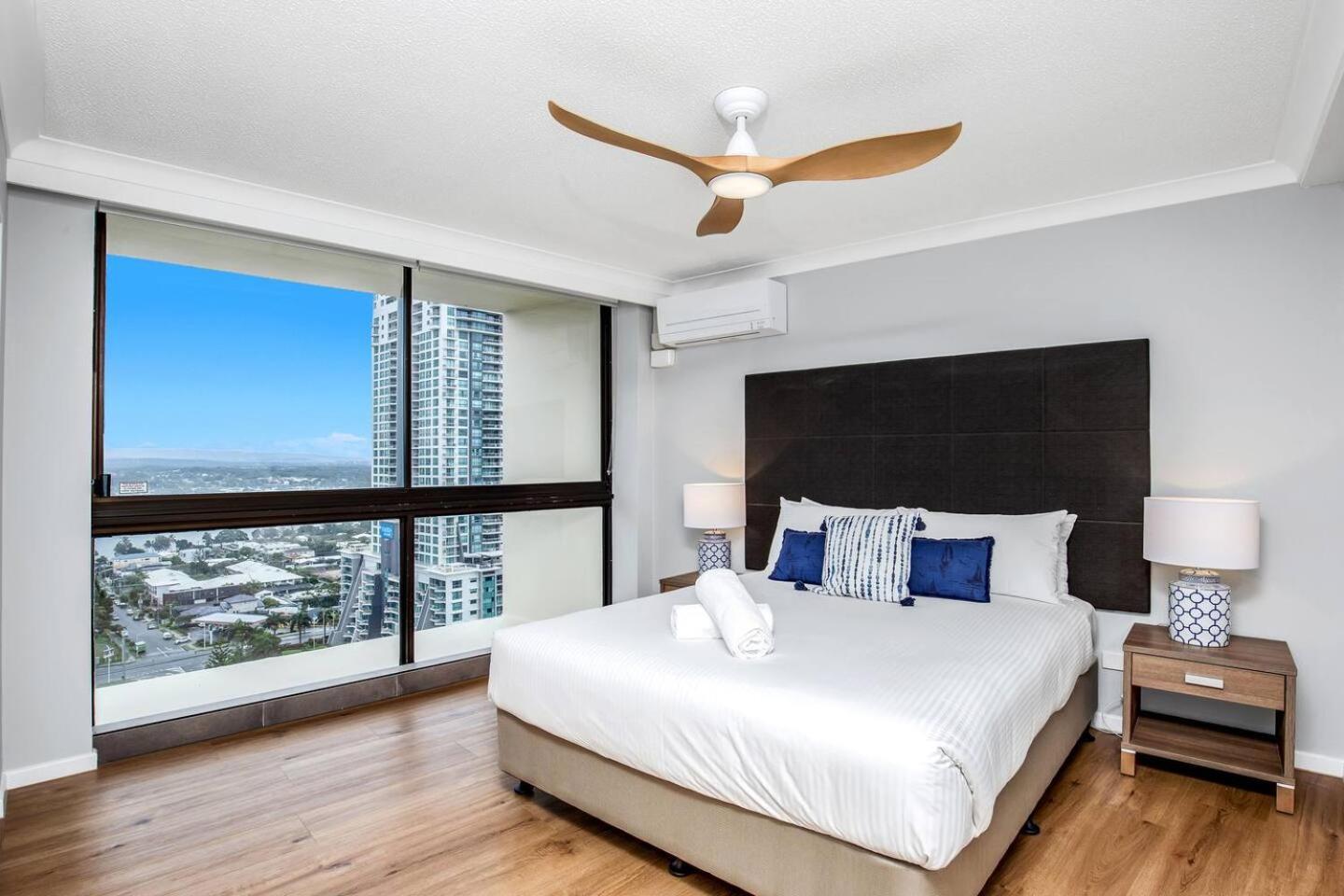 Sky High Beachside Balcony Panorama At Surfers Apartment *