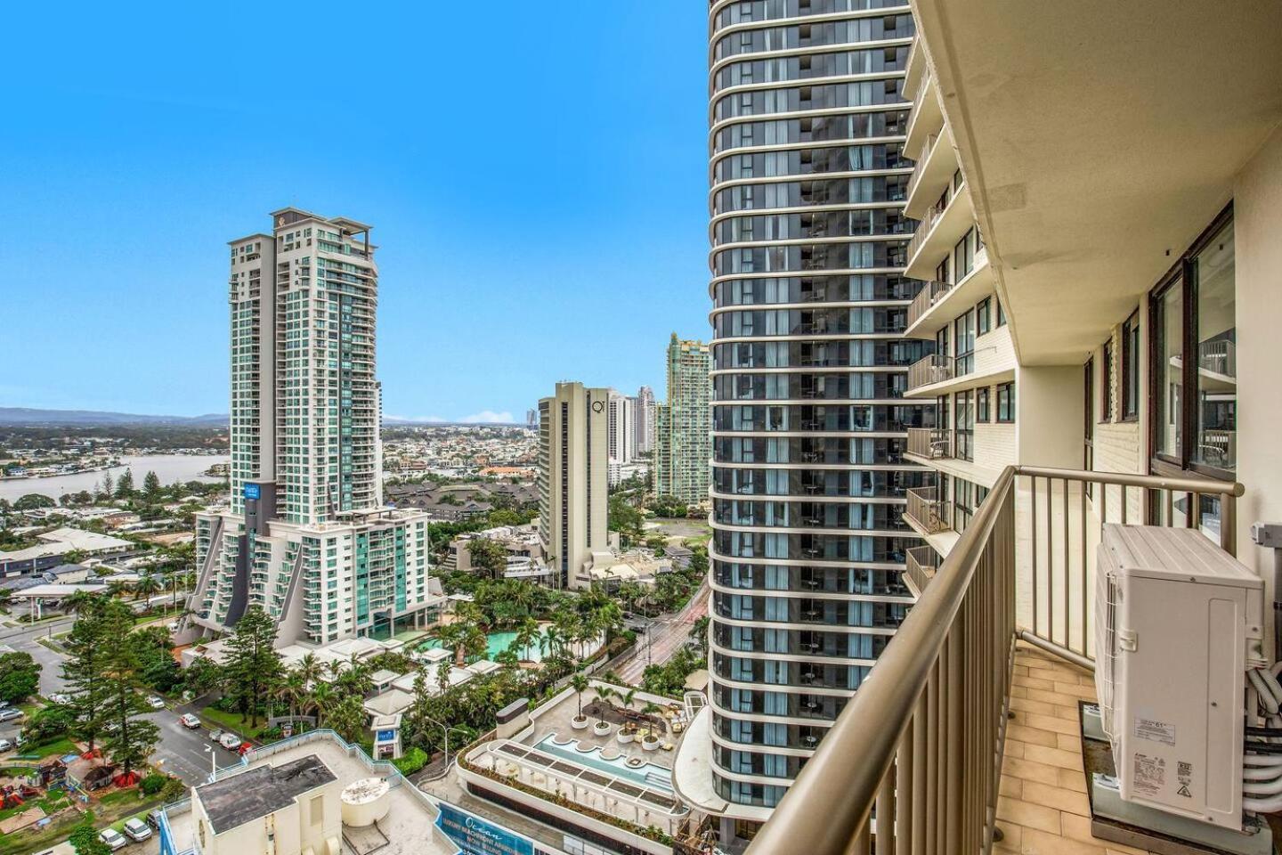 Sky High Beachside Balcony Panorama At Surfers Apartment