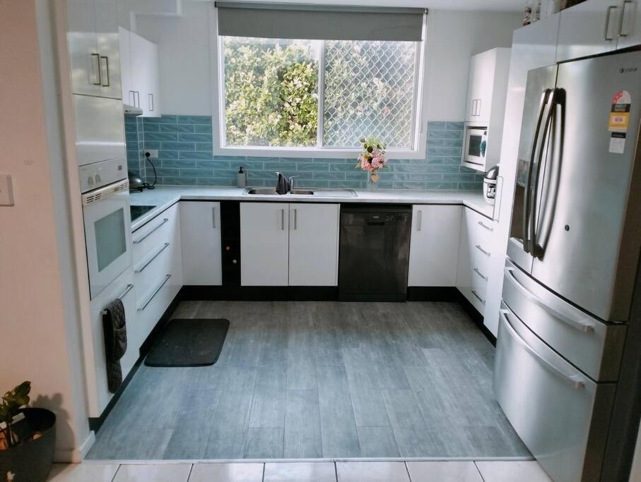 Beach, Bars, Brunch - Burleigh Apartment *