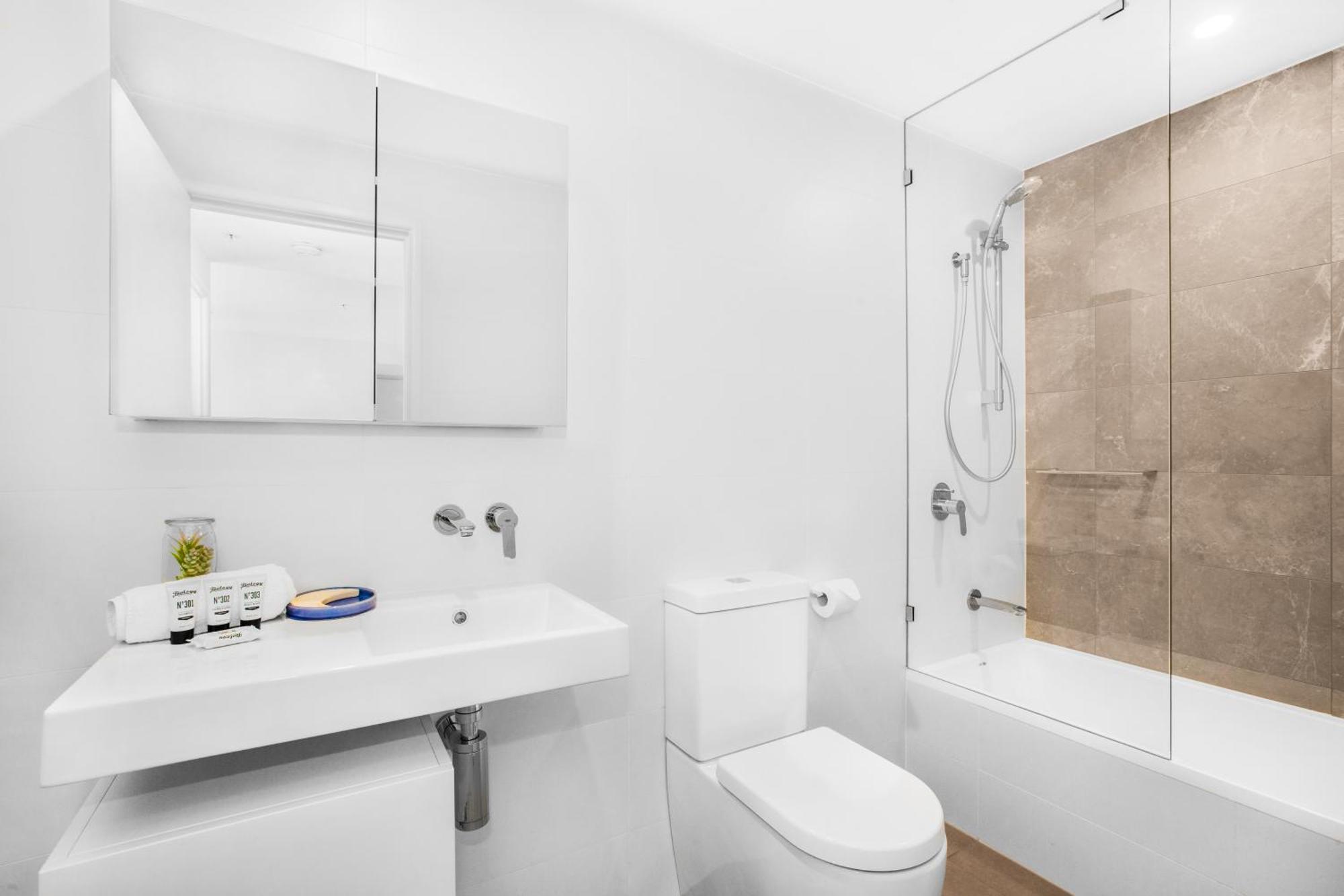 2-bed With Pool, Parking & Balcony