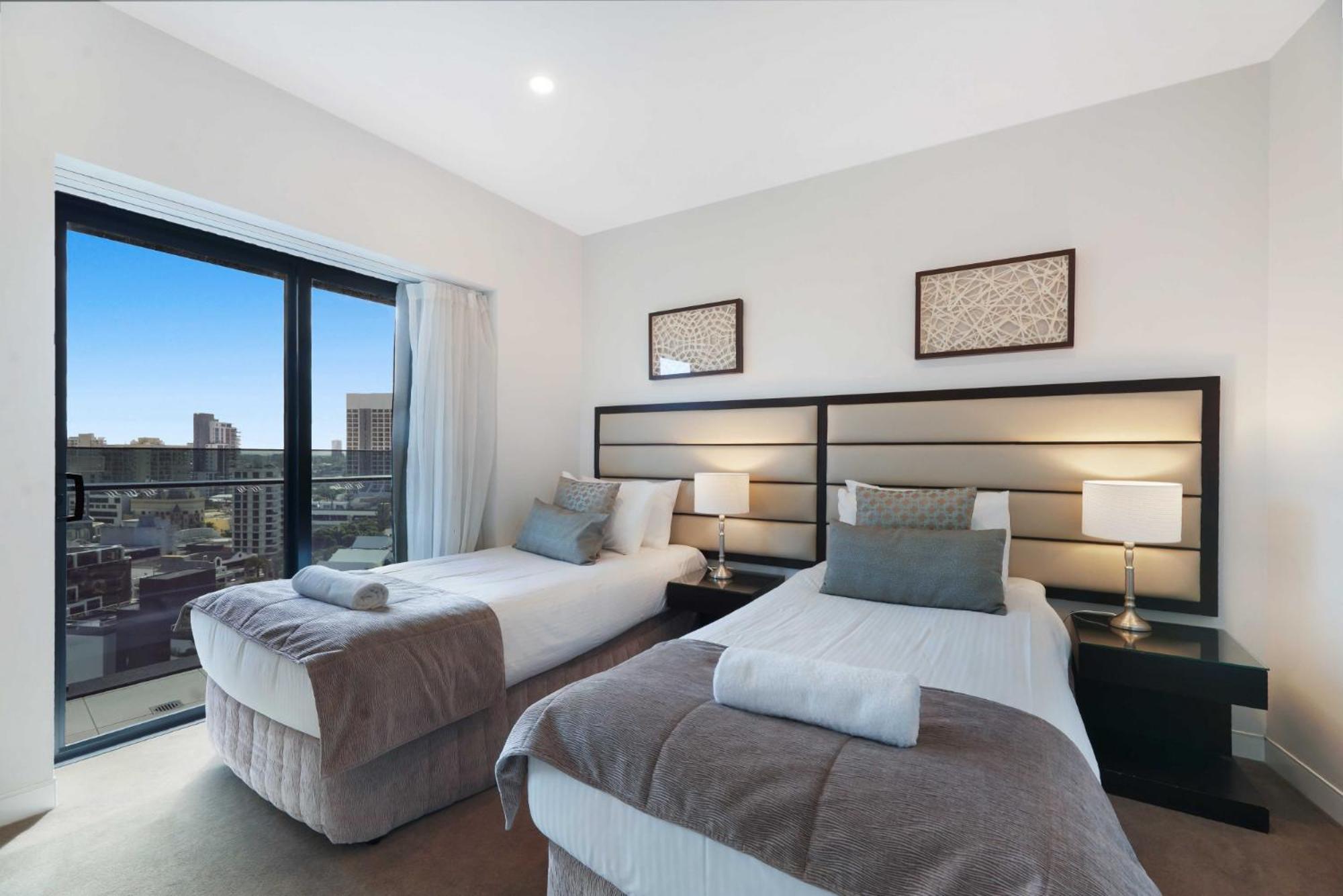 Beachfront 3-bed With Ocean Views, Pool, Gym & Bbq Gold Coast