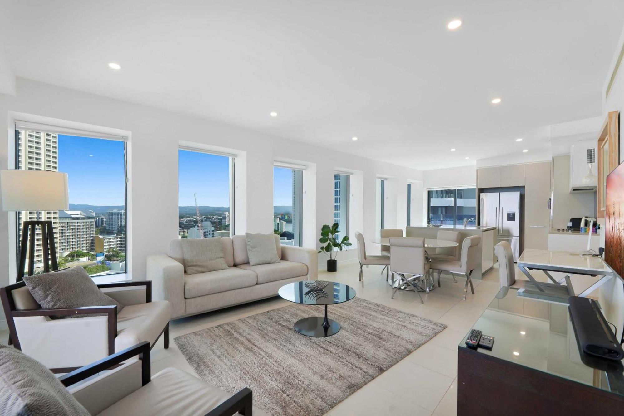 Beachfront 3-bed With Ocean Views, Pool, Gym & Bbq