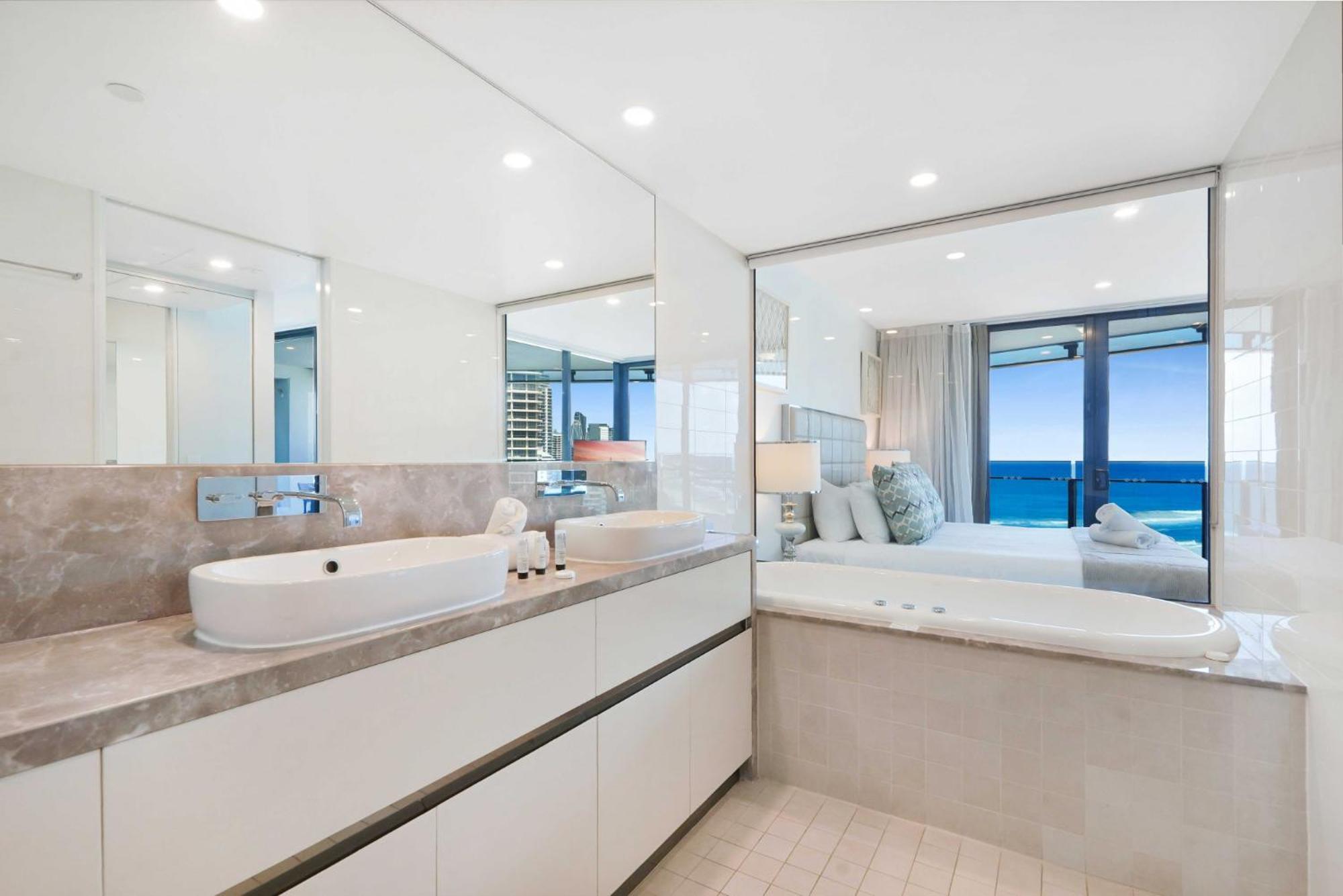 Apartment Beachfront 3-bed With Ocean Views, Pool, Gym & Bbq