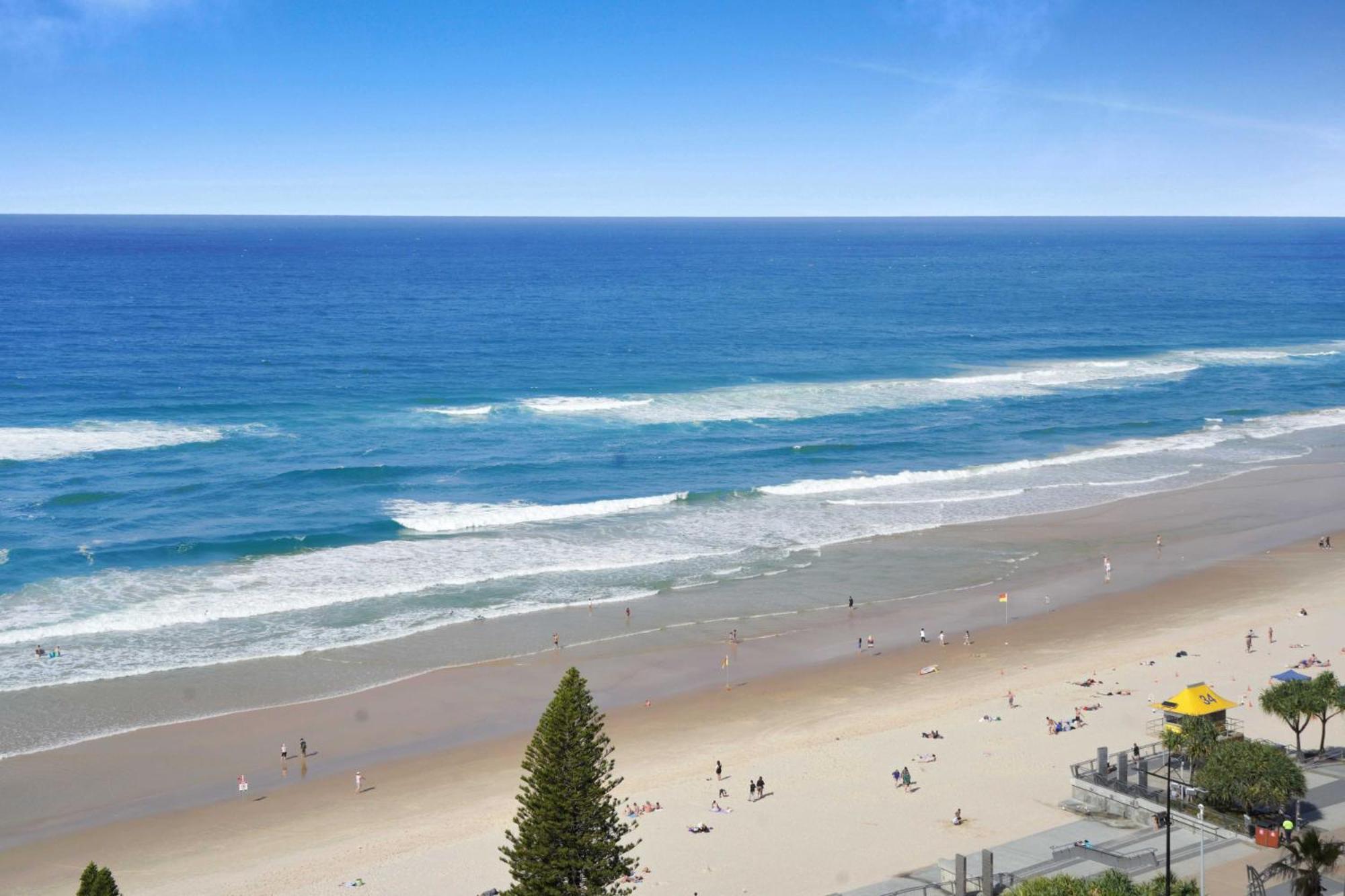 Beachfront 3-bed With Ocean Views, Pool, Gym & Bbq Gold Coast