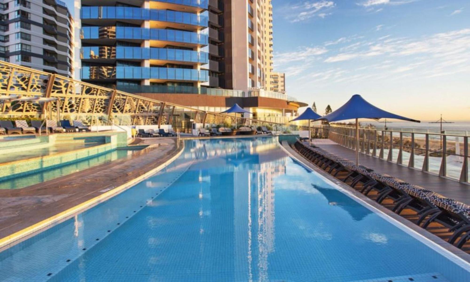 Beachfront 3-bed With Ocean Views, Pool, Gym & Bbq