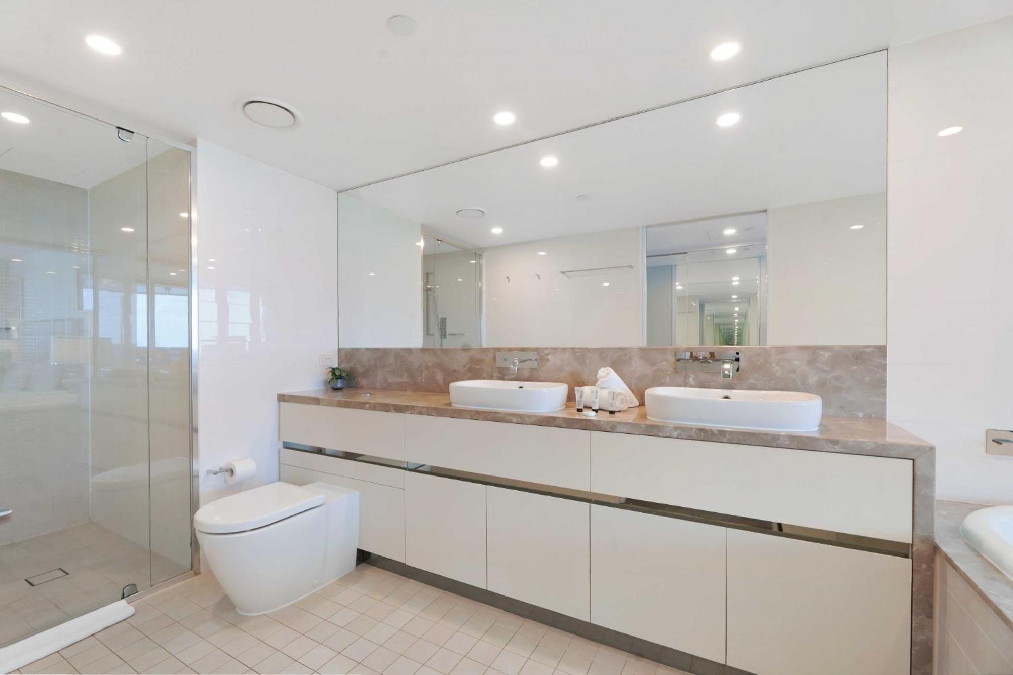 Apartment Beachfront 3-bed With Ocean Views, Pool, Gym & Bbq