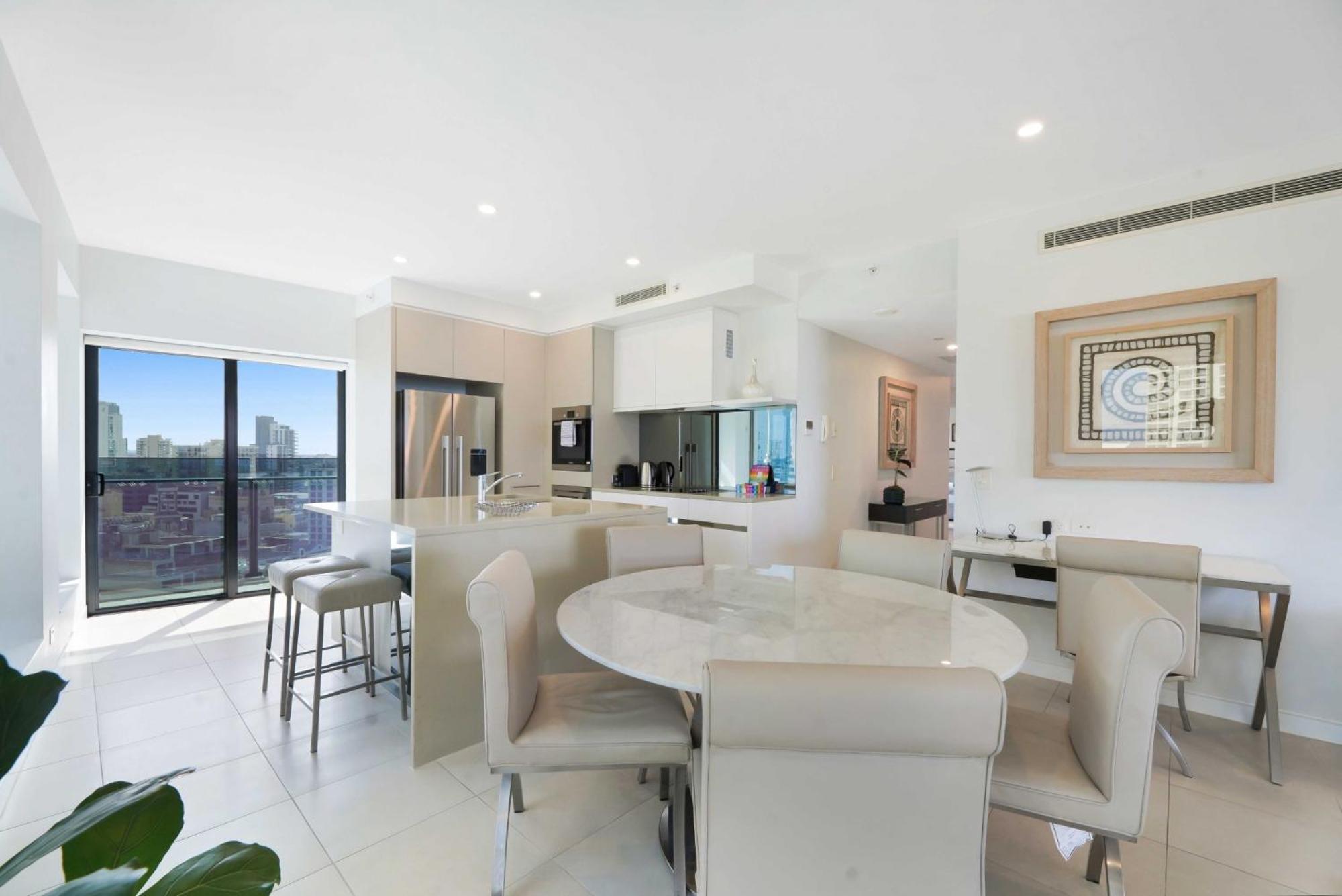 Beachfront 3-bed With Ocean Views, Pool, Gym & Bbq * Gold Coast