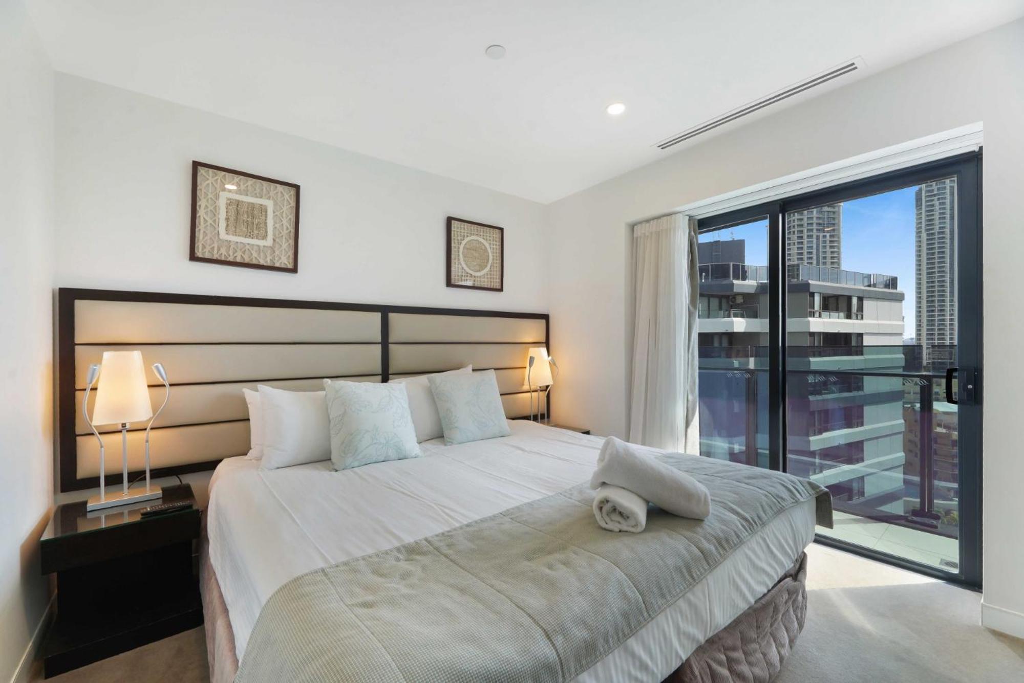 Beachfront 3-bed With Ocean Views, Pool, Gym & Bbq Apartment
