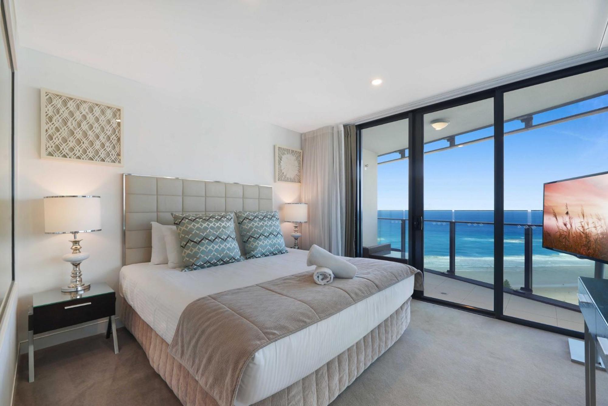 Beachfront 3-bed With Ocean Views, Pool, Gym & Bbq *