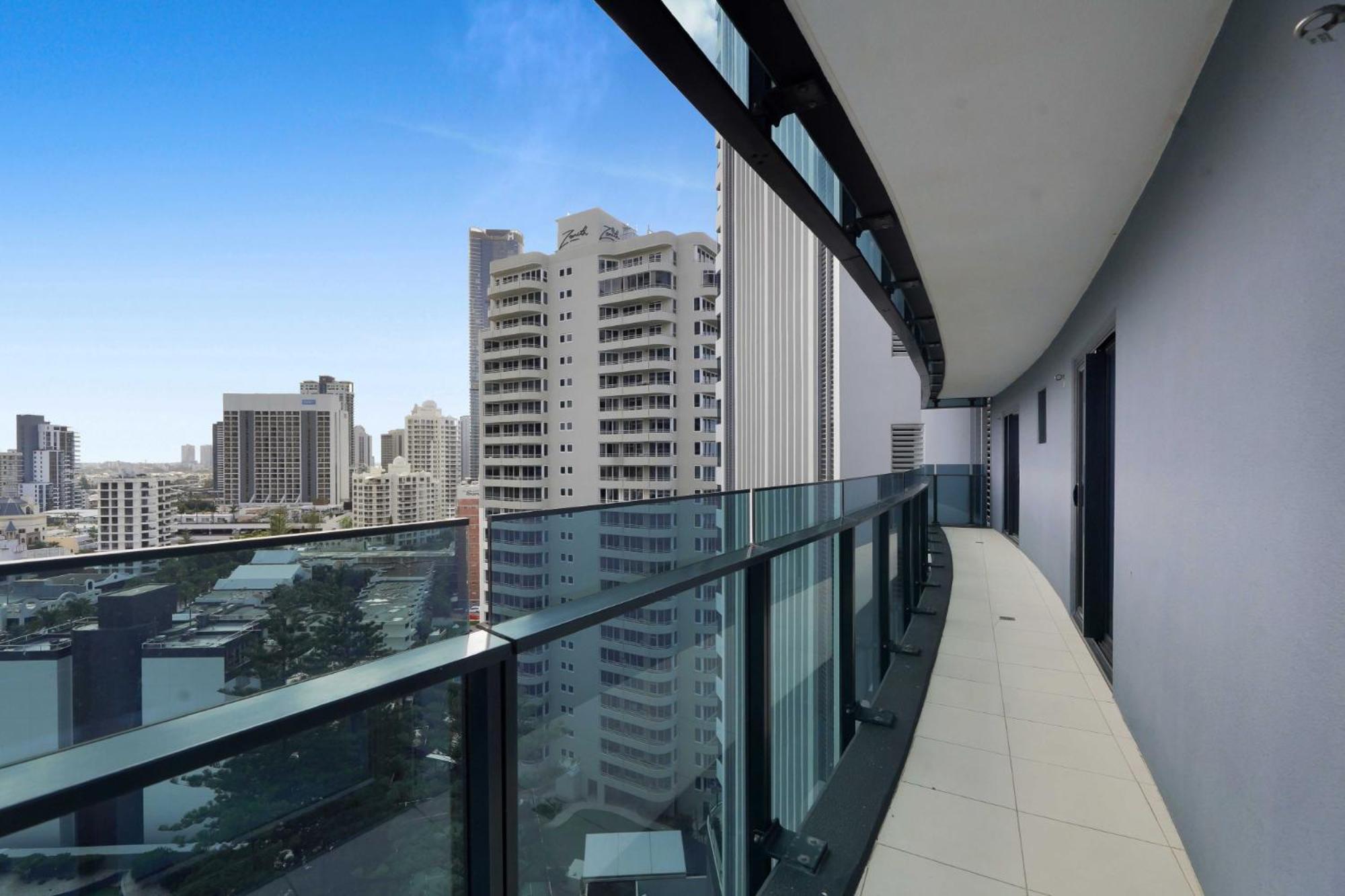 Beachfront 3-bed With Ocean Views, Pool, Gym & Bbq Gold Coast