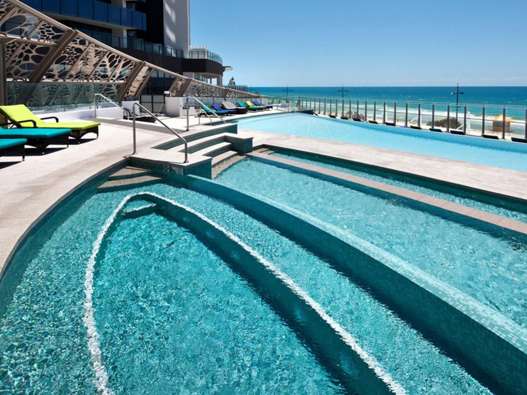 Beachfront 3-bed With Ocean Views, Pool, Gym & Bbq * Gold Coast