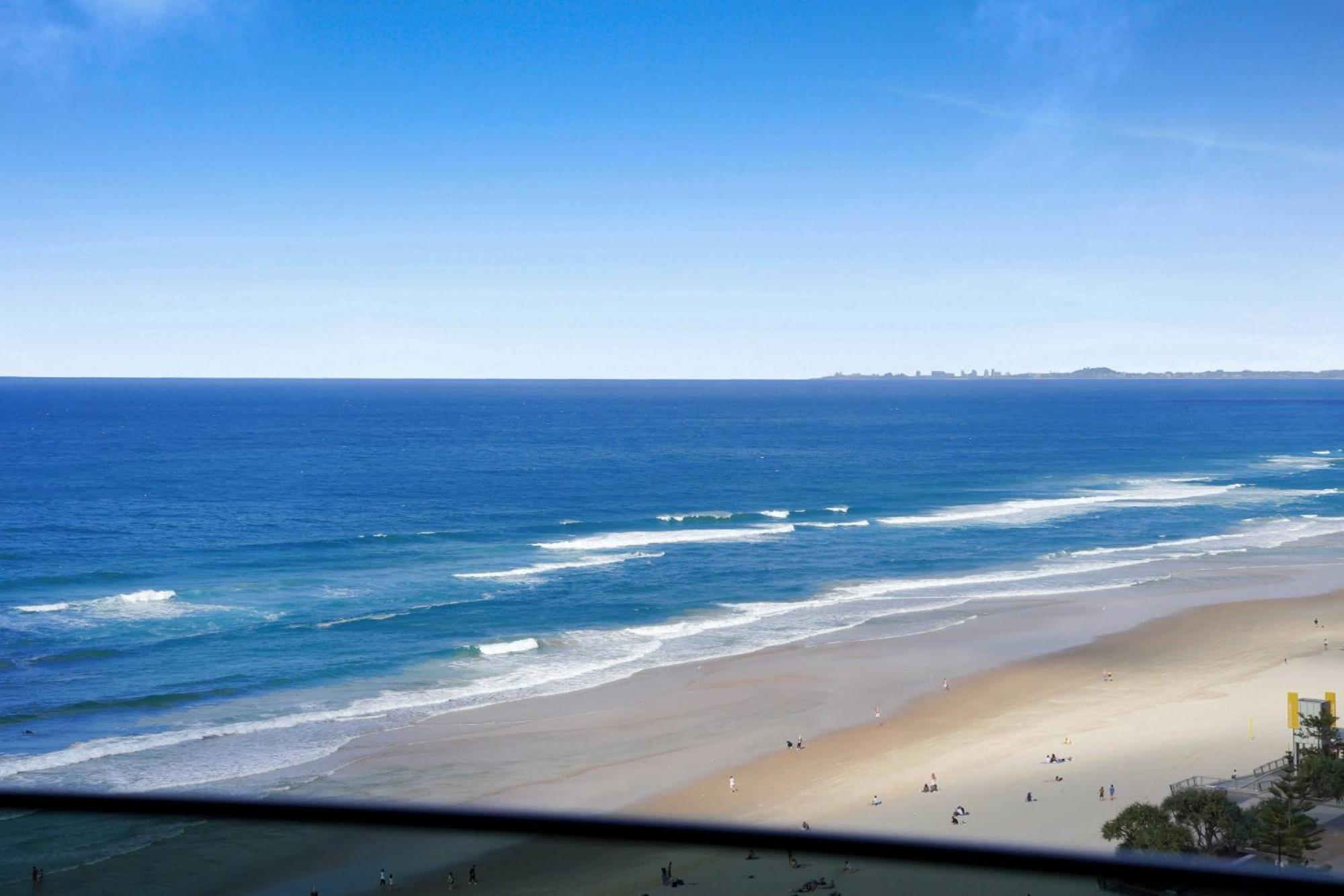 Beachfront 3-bed With Ocean Views, Pool, Gym & Bbq