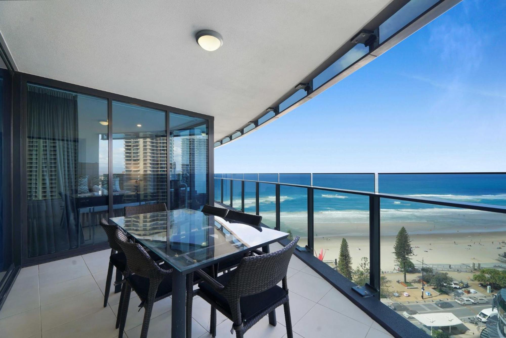 Apartment Beachfront 3-bed With Ocean Views, Pool, Gym & Bbq