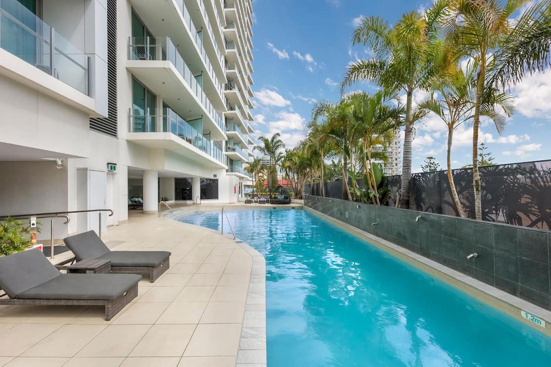 Sunny Coastal Getaway With Poolside Retreat Apartment