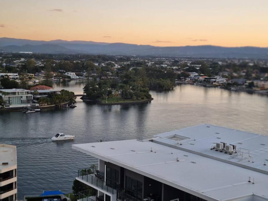 Surfers Paradise Penthouse & Rooftop Plunge Pool *